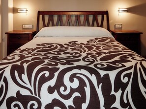 Apartment, 2 Bedrooms | In-room safe, laptop workspace, blackout curtains, iron/ironing board - APARTAMENTOS RIO SIL (Bolmente)