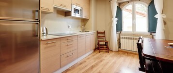 Apartamento, 2 habitaciones | Cocina privada | Frigorífico, microondas, placa de cocina y lavavajillas