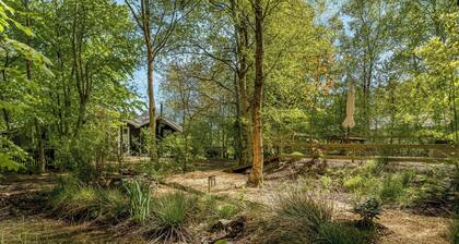 Lovely renovated holiday home with a wilderness bath and fenced grounds.
