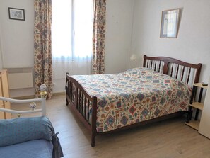 1 soverom, strykejern/-brett og sengetøy