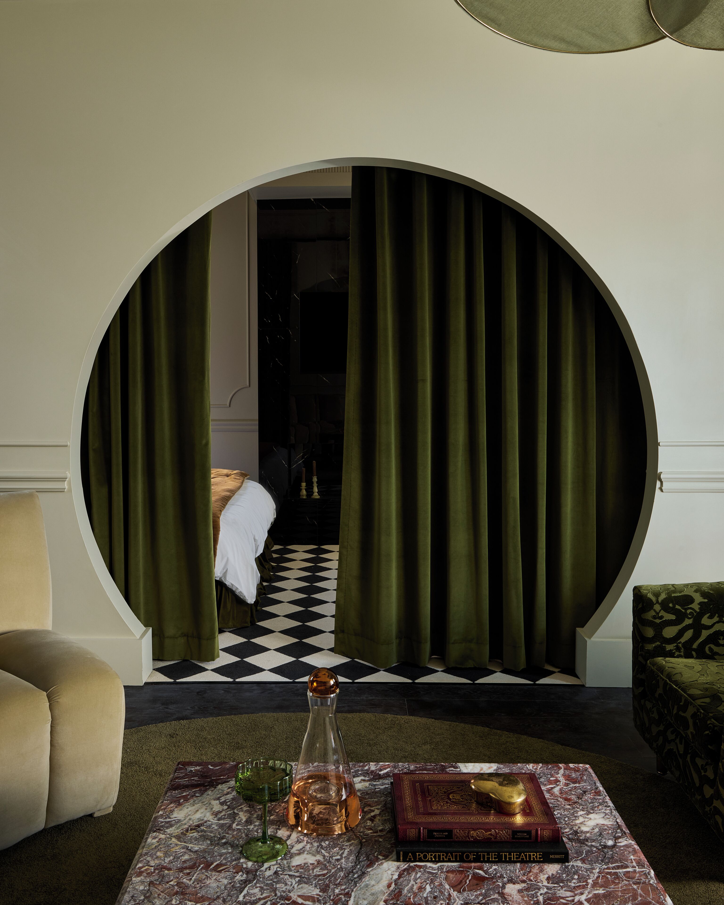 Iron/ironing board, bed sheets