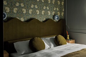 2 bedrooms, iron/ironing board, free WiFi, bed sheets - A spacious two bedroom suite filled with bold wallpaper & sophisticated charm (Stratford)