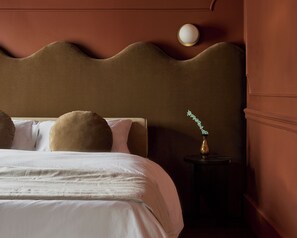 Tabla de planchar con plancha, wifi gratis y ropa de cama