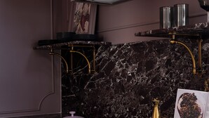 Una cocina con estufa, horno y encimera de mármol.