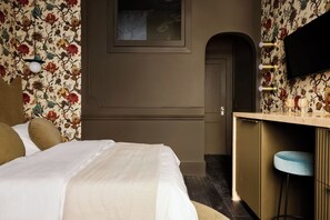 Iron/ironing board, free WiFi, bed sheets