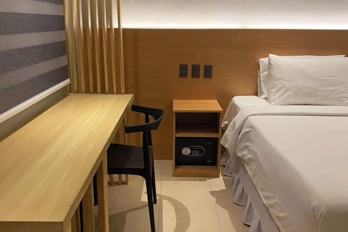 Peti besi dalam bilik, meja, ruang kerja komputer riba, Wi-fi percuma
