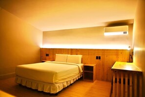 Suite, vista giardino | Una cassaforte in camera, una scrivania, postazione laptop