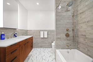 Bruser, hårtørrer, håndklæder