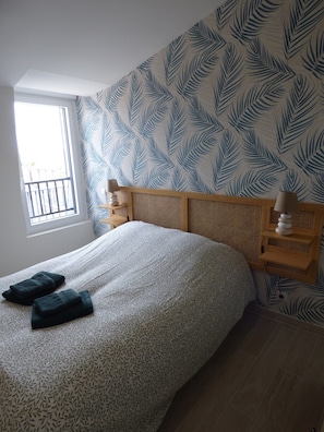 Room - Les Frères Caudron, downtown apartment (Le Crotoy)