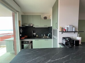 Frigorifero, microonde, forno, piano cottura