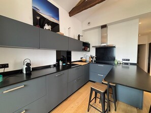 Réfrigérateur, micro-ondes, four, plaque de cuisson