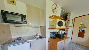 Coffee/tea maker, fridge, microwave, oven - Bright studio with loggia and parking in Les Rousses (Les Rousses)