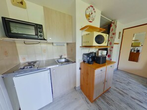 Microwave, oven, stovetop, coffee/tea maker