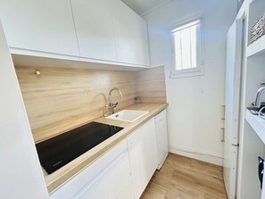 Kühlschrank, Mikrowelle, Herdplatte, Geschirrspüler