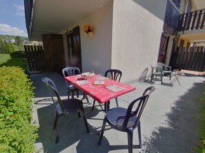 Outdoor dining - Comfortable apartment with terrace and Wi-Fi in Les Rousses (Les Rousses)