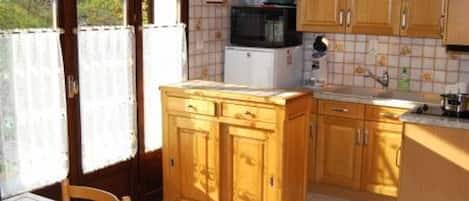Refrigerador, microondas, horno y cafetera y tetera