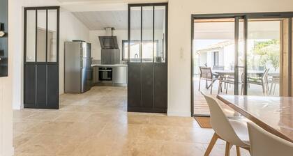 Family house for 10 with patio and pool in La Flotte
