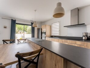 Fridge, microwave, oven, stovetop - 125m² Villa with Heated Pool, 3 Bedrooms, Terrace in La Flotte (La Flotte)