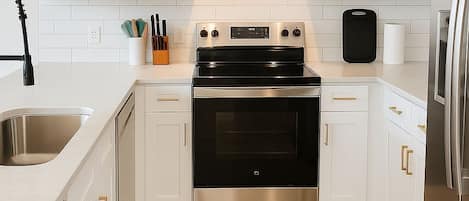 Réfrigérateur, four, plaque de cuisson, lave-vaisselle