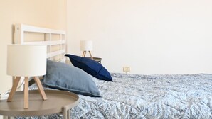 A bedroom with a bed, two bedside tables, a lamp, and a wall socket. - O03 – Osimo, One-Bedroom Apartment with Terrace and Wi-Fi (Osimo)
