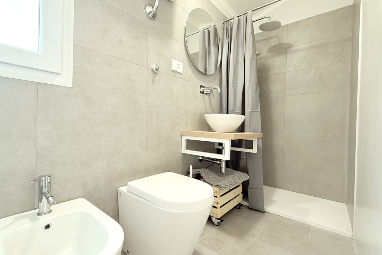 Shower, bidet, towels