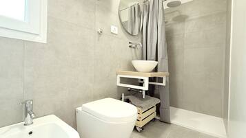 Shower, bidet, towels