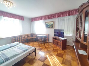 5 bedrooms, iron/ironing board, free WiFi, bed sheets