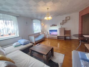 5 bedrooms, iron/ironing board, free WiFi, bed sheets