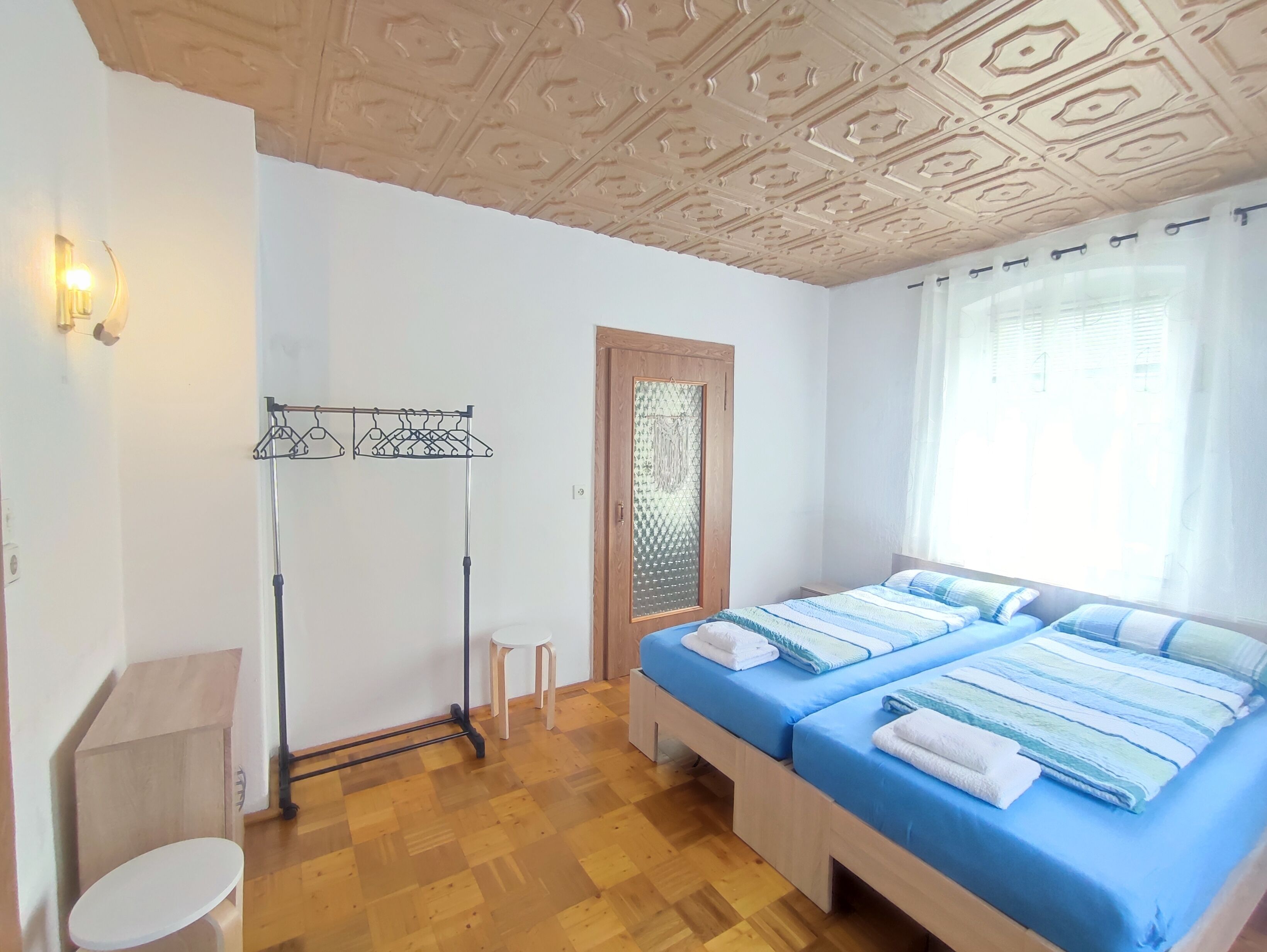 5 dormitoris, planxa i posts de planxar, wifi gratuïta i roba de llit 