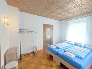 5 bedrooms, iron/ironing board, free WiFi, bed sheets