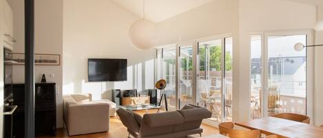 TV, DVD-spiller, bøker og musikkbibliotek