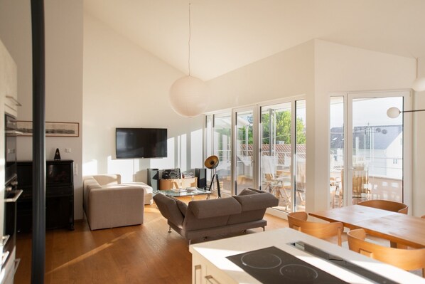 テレビ、DVD プレーヤー、書庫、ミュージックライブラリ