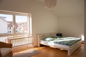 2 室のベッドルーム、デスク、アイロン / アイロン台、WiFi (無料)