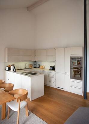 Geladeira, micro-ondas, fogão, cooktop