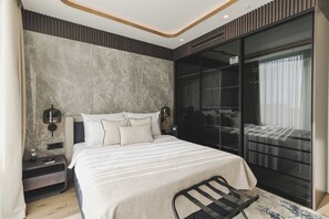 Penthouse Apartment | Minibar, in-room safe, desk, laptop workspace - Luminoso Boutique Hotel (Budva)