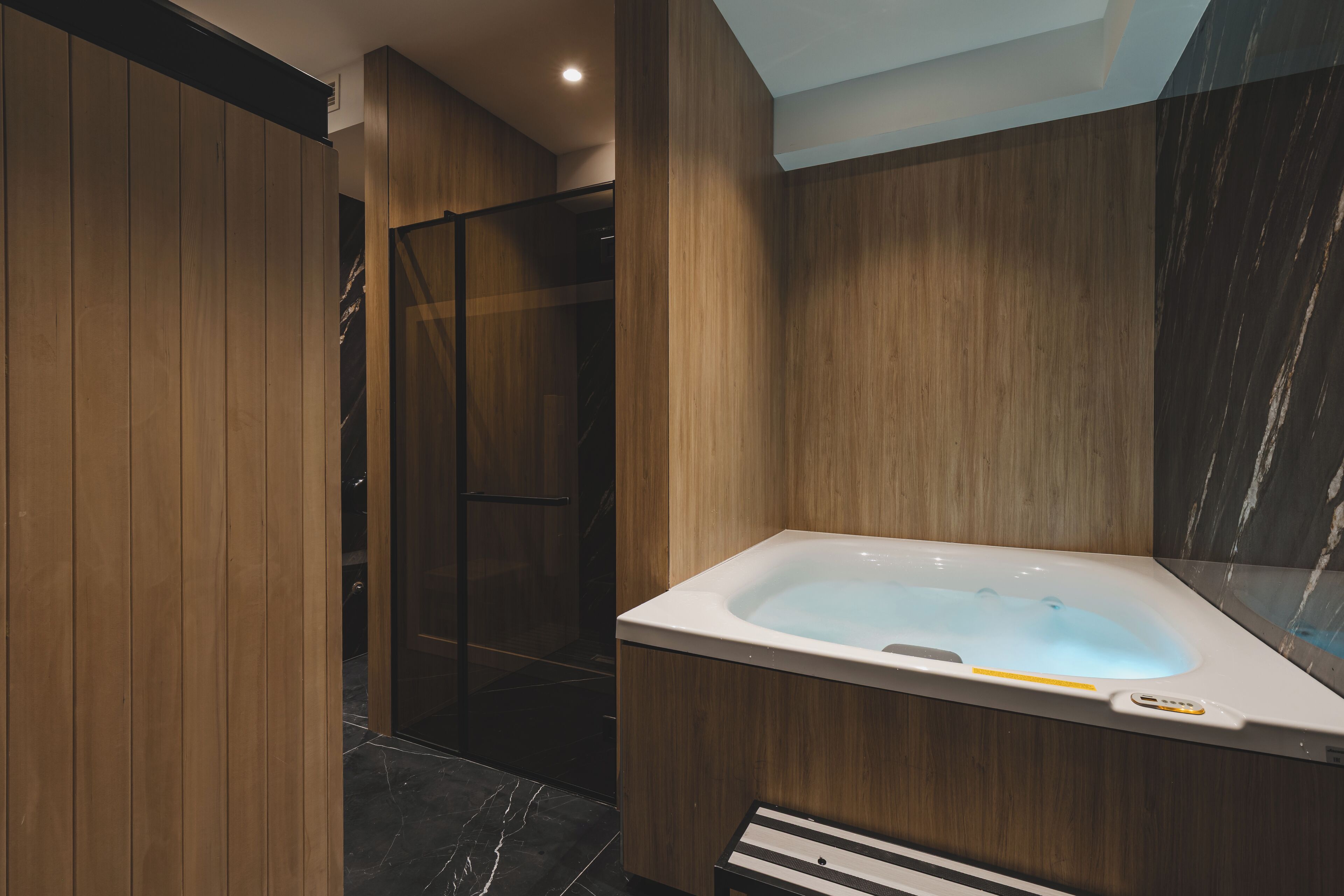 Un sauna, una bañera de hidromasaje