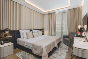 Deluxe-værelse med dobbeltseng eller 2 enkeltsenge | Minibar, pengeskab på værelset, skrivebord