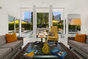 Smart TV, fireplace, stereo