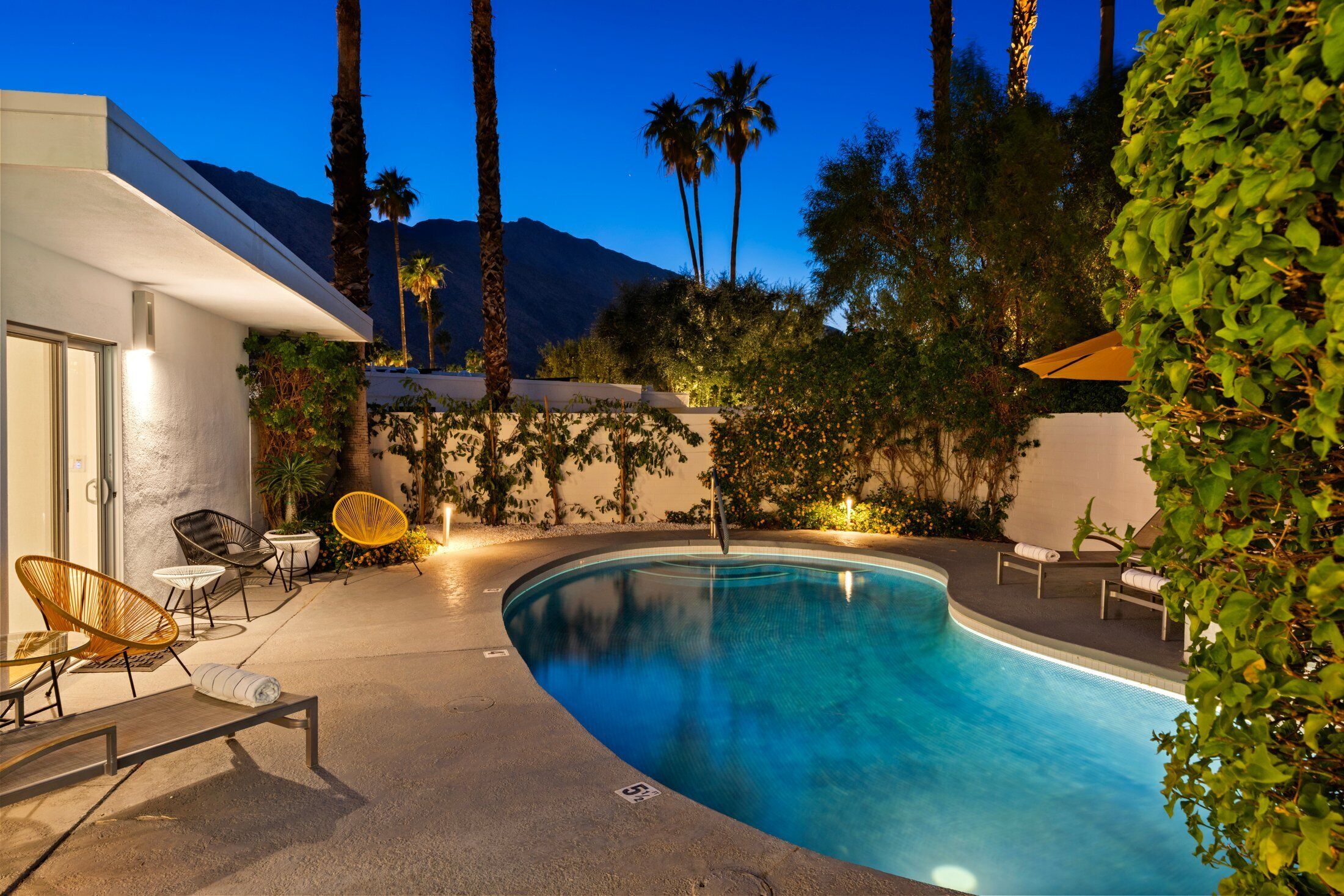 حمّام سباحة مُدفَّأ