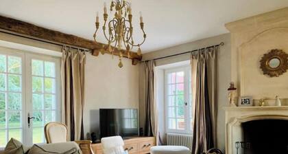 House 1h from Paris: 2 offices and fireplaces