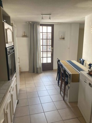 Fridge, microwave, oven, stovetop - Family home 400 m from the beach and town center (Unknown)