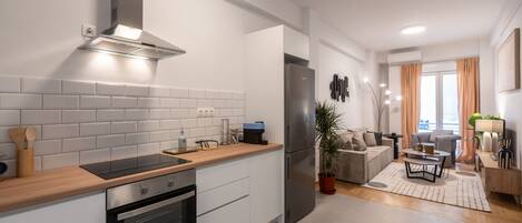 ثلاجة، فرن، غسالة أطباق، ماكينة لصنع القهوة/الشاي