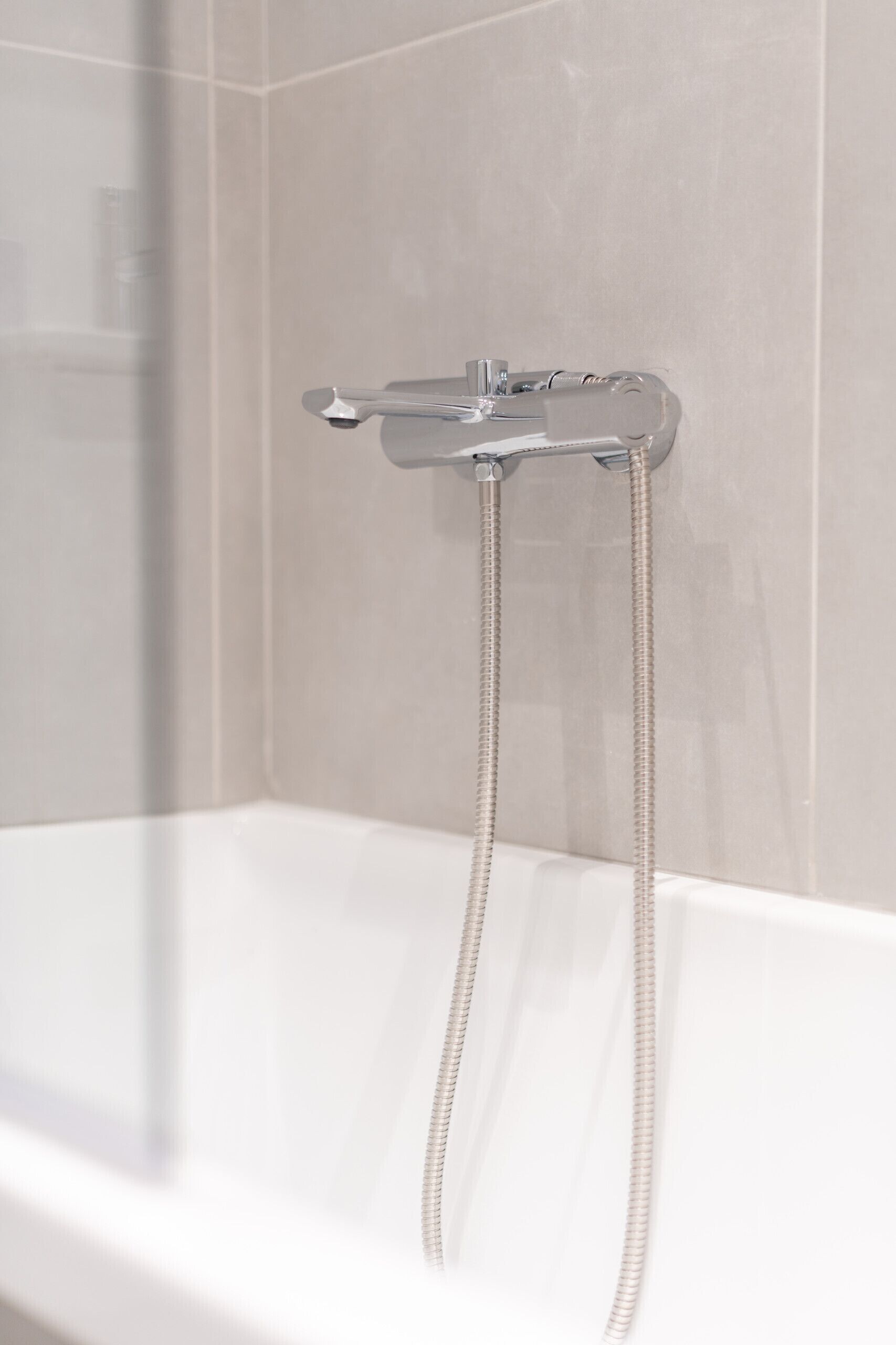 Regadera, secadora de cabello, toallas 