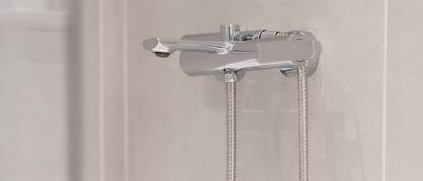 Regadera, secadora de cabello, toallas