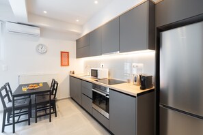 Fridge, microwave, oven, coffee/tea maker