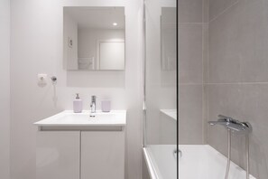 Douche, sèche-cheveux, serviettes fournies, savon
