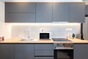 Réfrigérateur, micro-ondes, four, plaque de cuisson