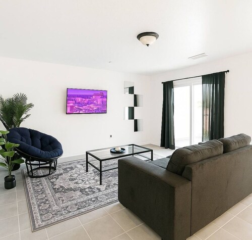 2BR• Near Airport & Downtown • Near Attractions.