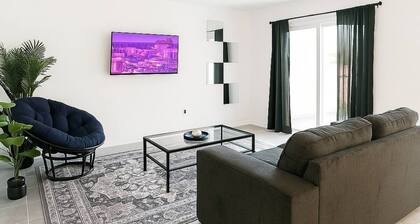 2BR• Near Airport & Downtown • Near Attractions.