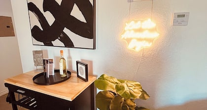 2BR• Near Airport & Downtown • Near Attractions.